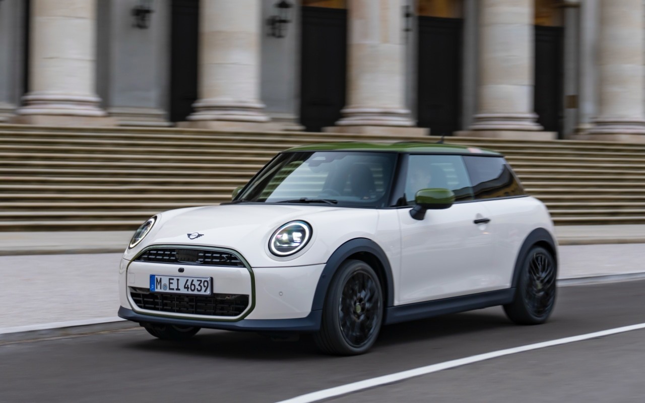„MINI Cooper SE Paul Smith edition“ Pasiūlymo kaina 44 220 Eur